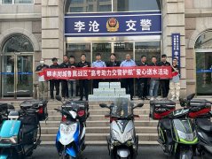 <b>高温下交警护航高考路，顺丰同城来“送凉”！</b>